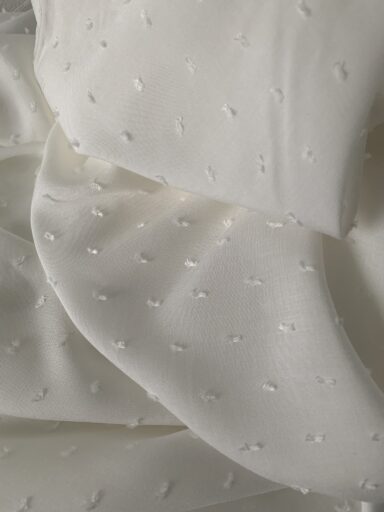 Tissu plumetis viscose ivoire – Image 4