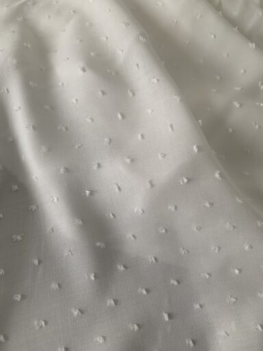 Tissu plumetis viscose ivoire – Image 2