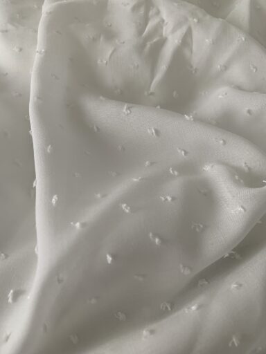Tissu plumetis viscose ivoire – Image 3