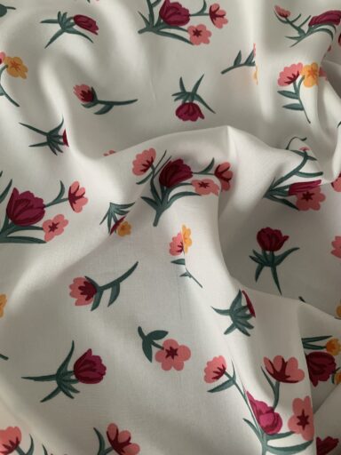 Tissu viscose blanc motifs tulipes – Image 2