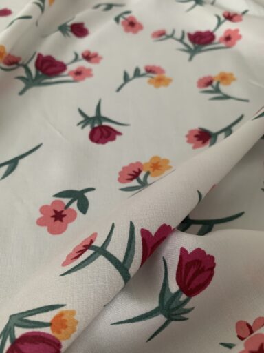 Tissu viscose blanc motifs tulipes – Image 3