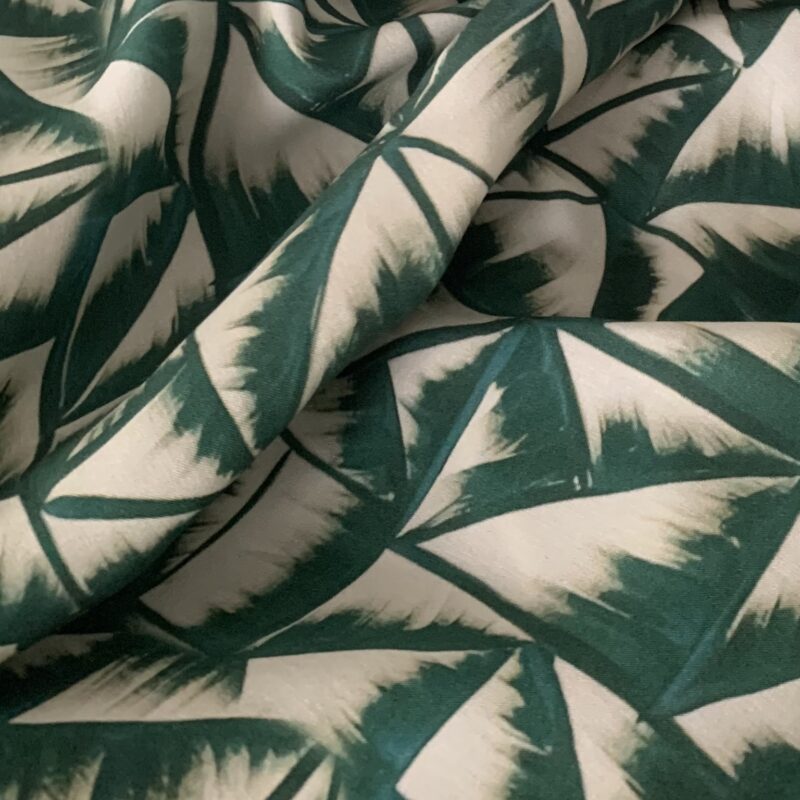 Tissu viscose verte motifs graphiques