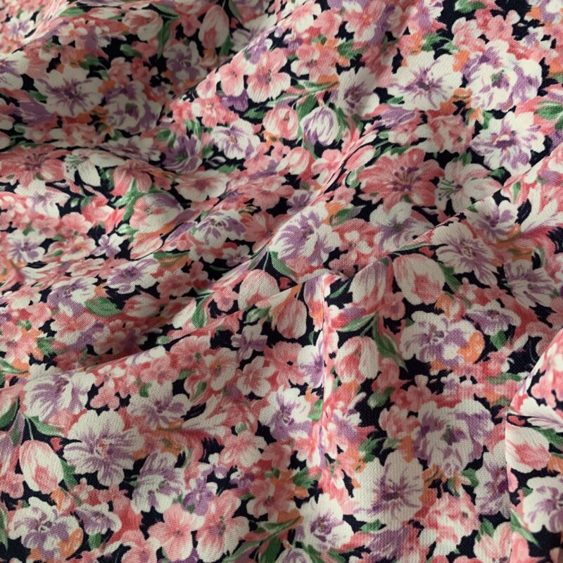 Tissu viscose mélangée fleurs mauves