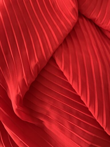 Tissu voile polyester plissé rouge