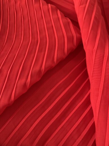 Tissu voile polyester plissé rouge – Image 4