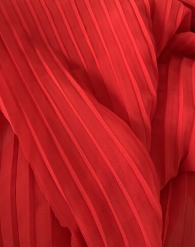 Tissu voile polyester plissé rouge – Image 3