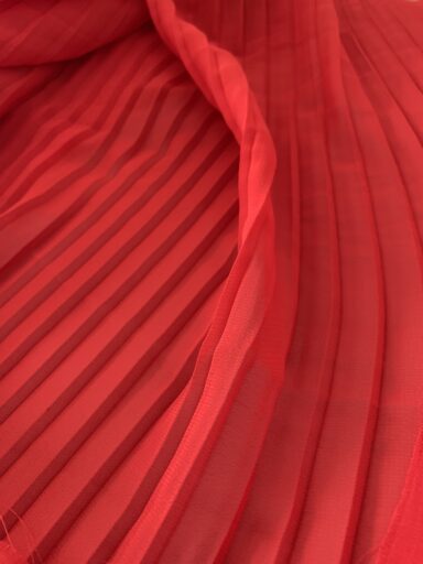 Tissu voile polyester plissé rouge – Image 2