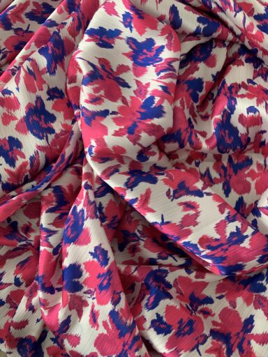 Tissu polyester satiné fleurs fuchsia – Image 2