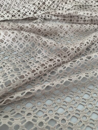 Tissu ajouré mesh stretch beige – Image 3