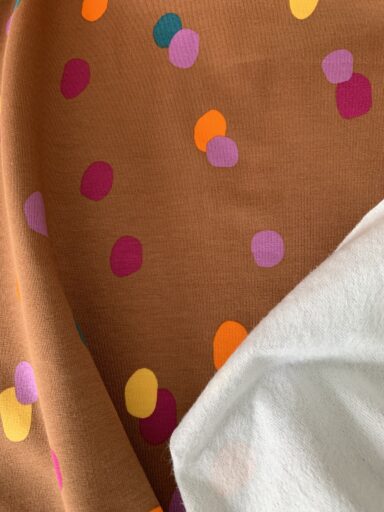 Tissu jersey French Terry gratté à pois – Image 2