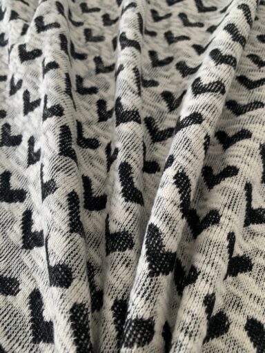 Tissu maille coeur noir et blanc – Image 3