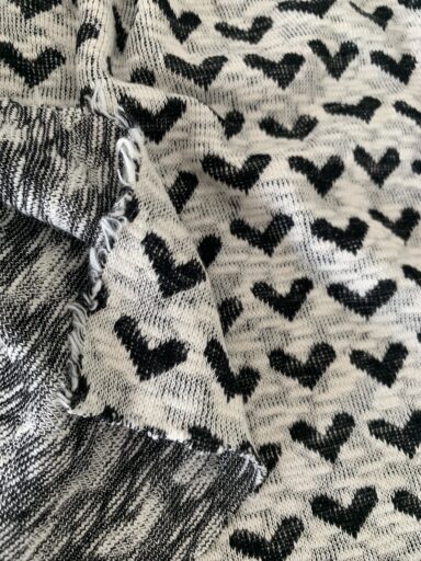 Tissu maille coeur noir et blanc – Image 2