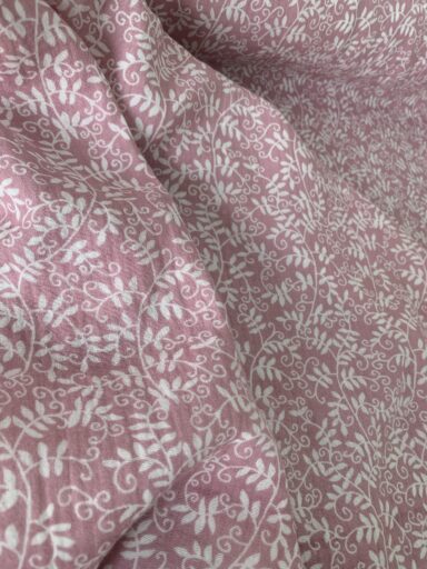 Tissu double gaze lilas motifs feuilles – Image 3
