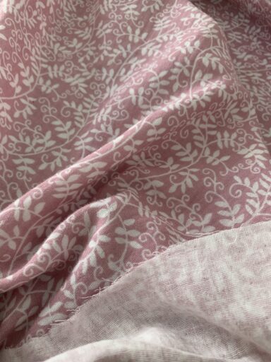 Tissu double gaze lilas motifs feuilles – Image 2