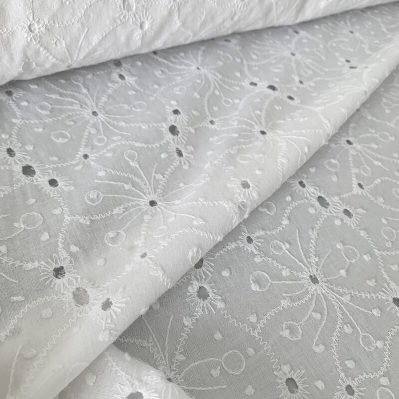 Tissu broderie anglaise et plumetis blanche