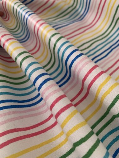 Tissu simili cuir souple imprimé rayures dansantes – Image 2