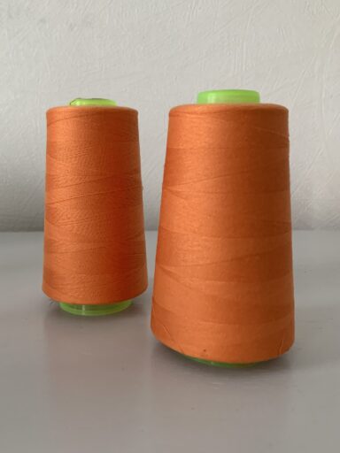 Cône de fil à coudre 2743m orange 100% polyester – Image 2