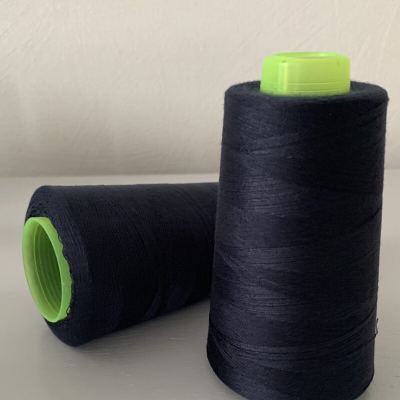 Cône de fil à coudre 2743m marine 100% polyester