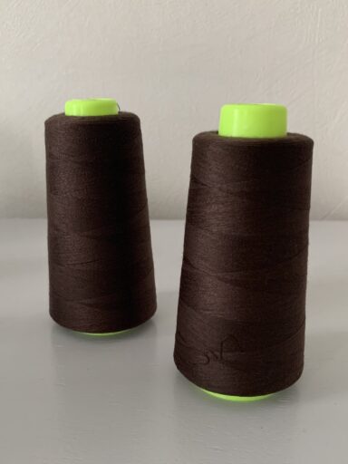 Cône de fil à coudre 2743m marron foncé 100% polyester – Image 2