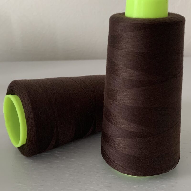 Cône de fil à coudre 2743m marron foncé 100% polyester