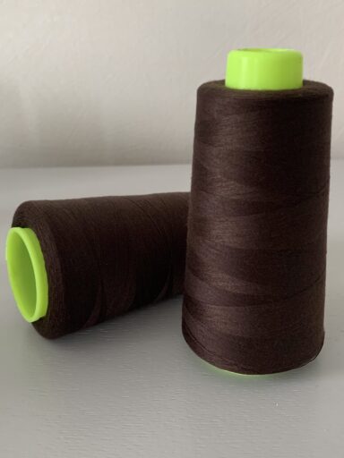 Cône de fil à coudre 2743m marron foncé 100% polyester