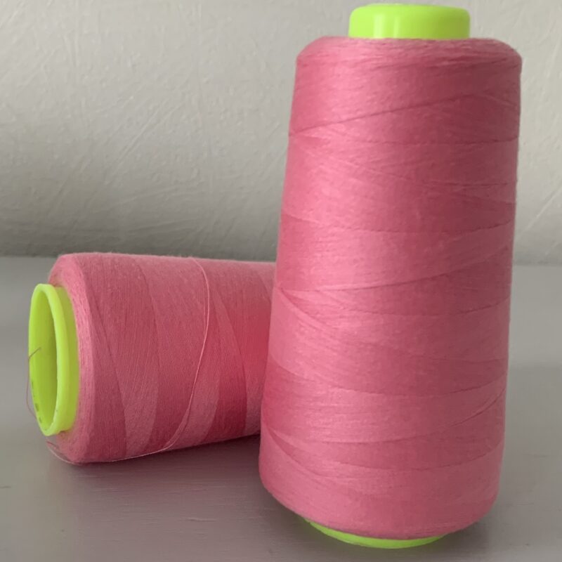 Cône de fil à coudre 2743m rose 100% polyester