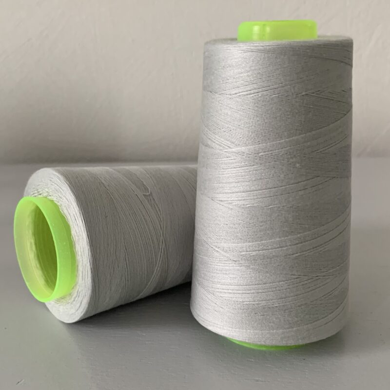 Cône de fil à coudre 2743m gris perle 100% polyester