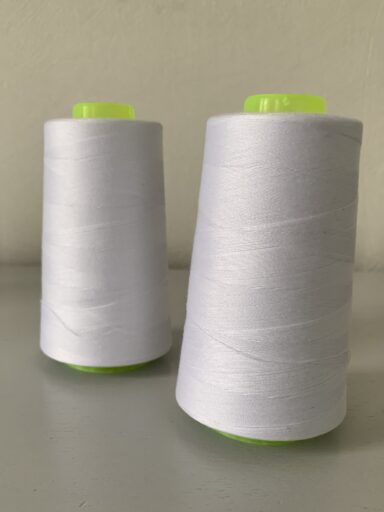 Cône de fil à coudre 2743m blanc 100% polyester – Image 2