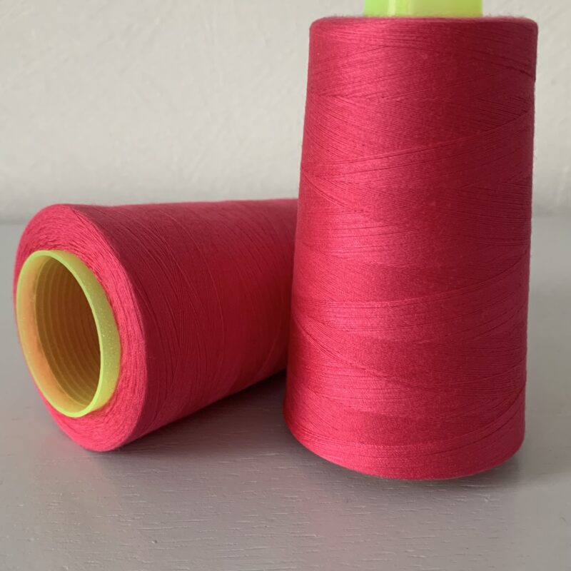 Cône de fil à coudre 2743m fuchsia 100% polyester