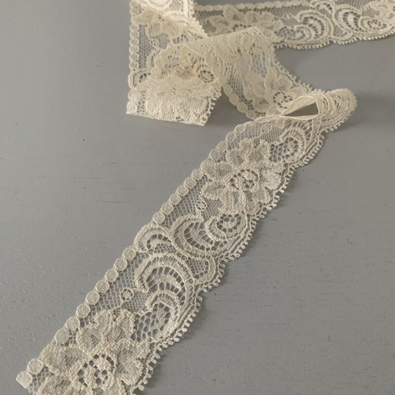 Dentelle polyester coloris champagne 35mm