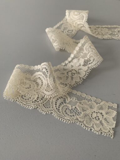 Dentelle polyester coloris champagne 35mm – Image 2