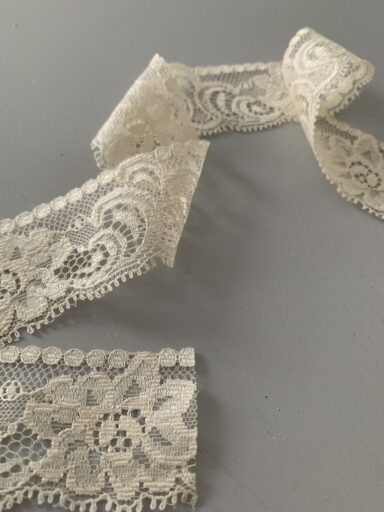 Dentelle polyester coloris champagne 35mm – Image 3