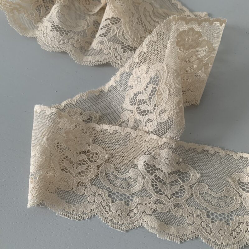 Dentelle polyester écrue fleurie 58 mm