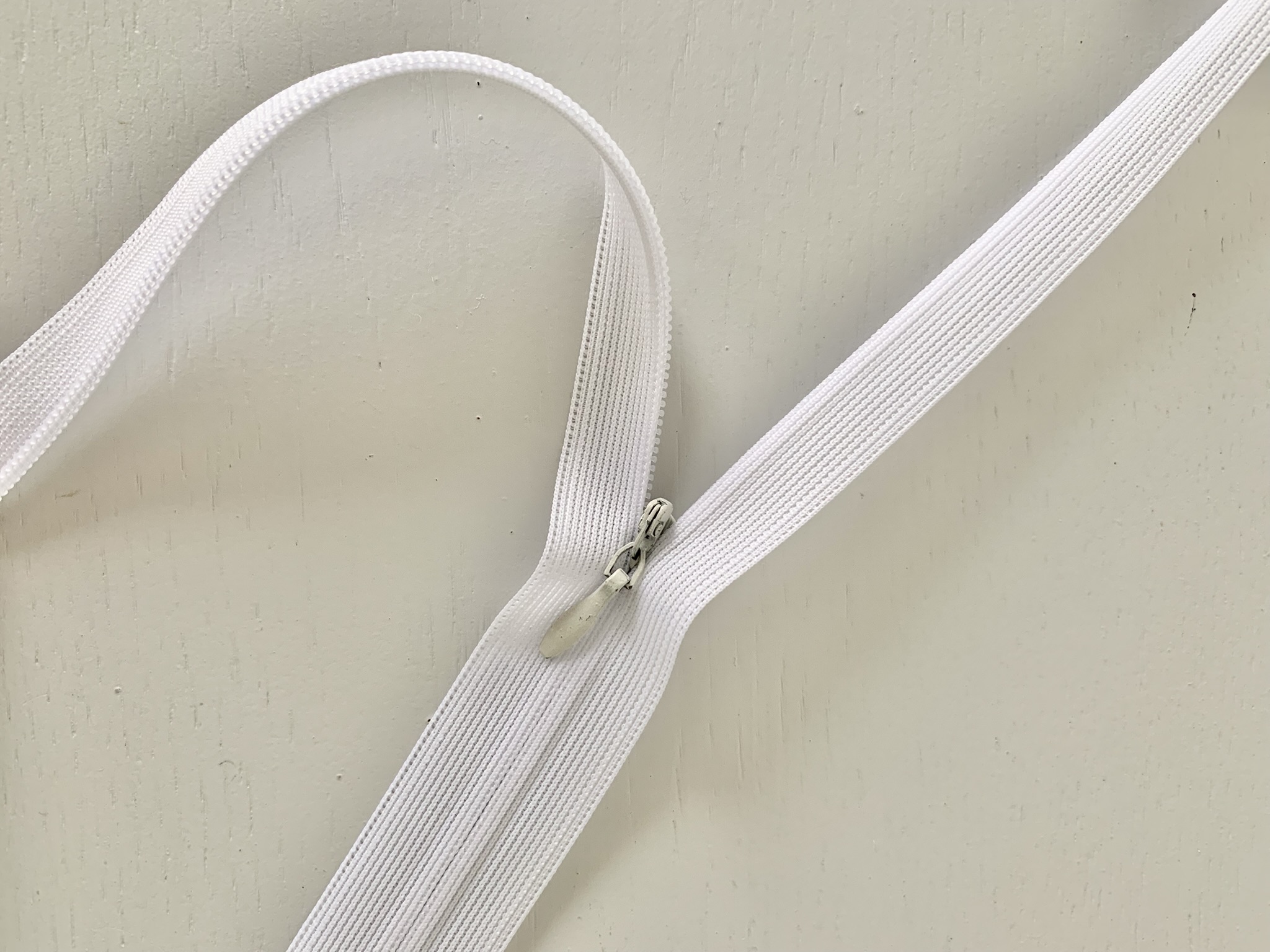 Fermeture à glissière invisible blanche 24 cm