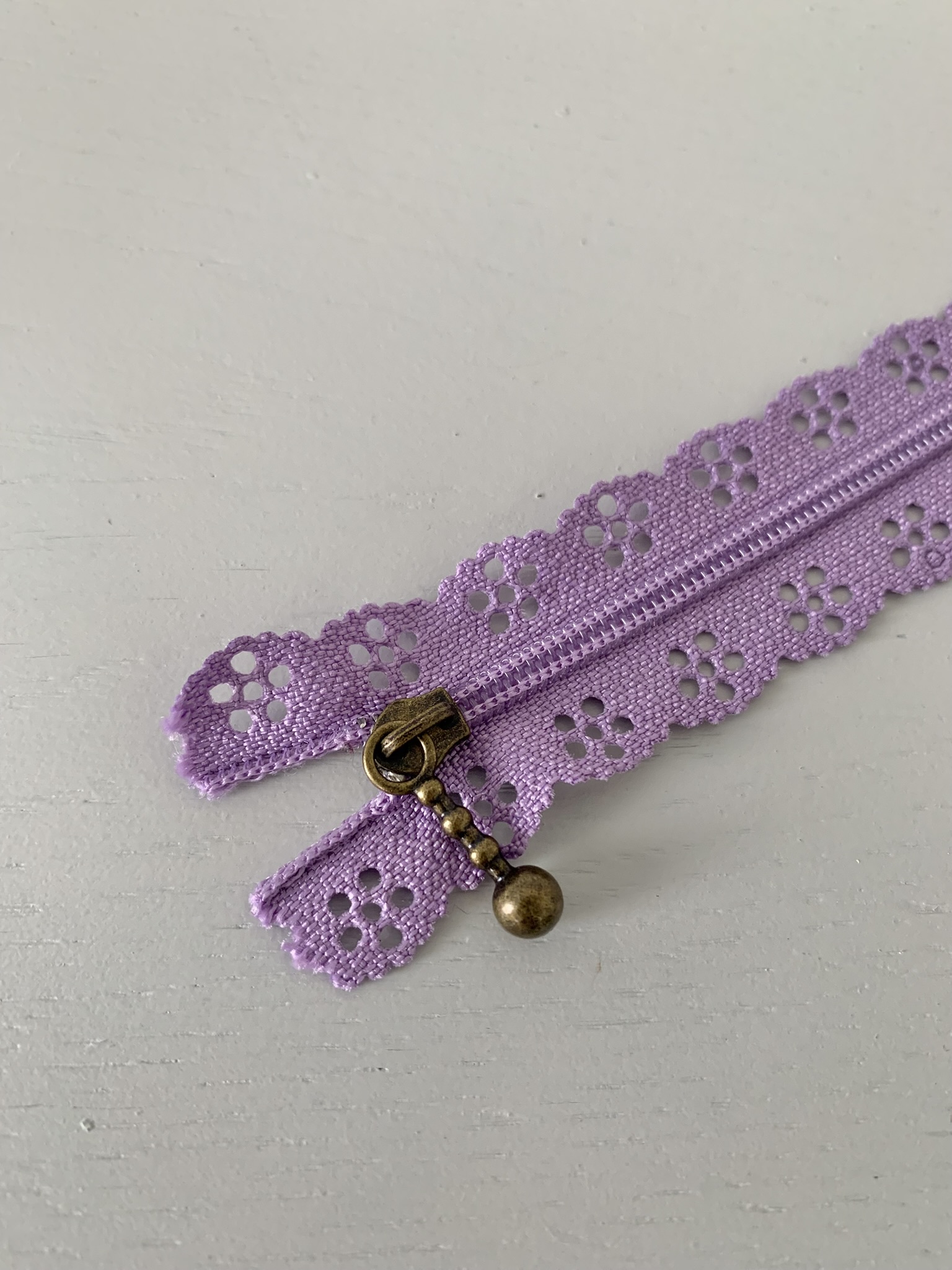 Fermeture à glissière fantaisie dentelle parme 25cm