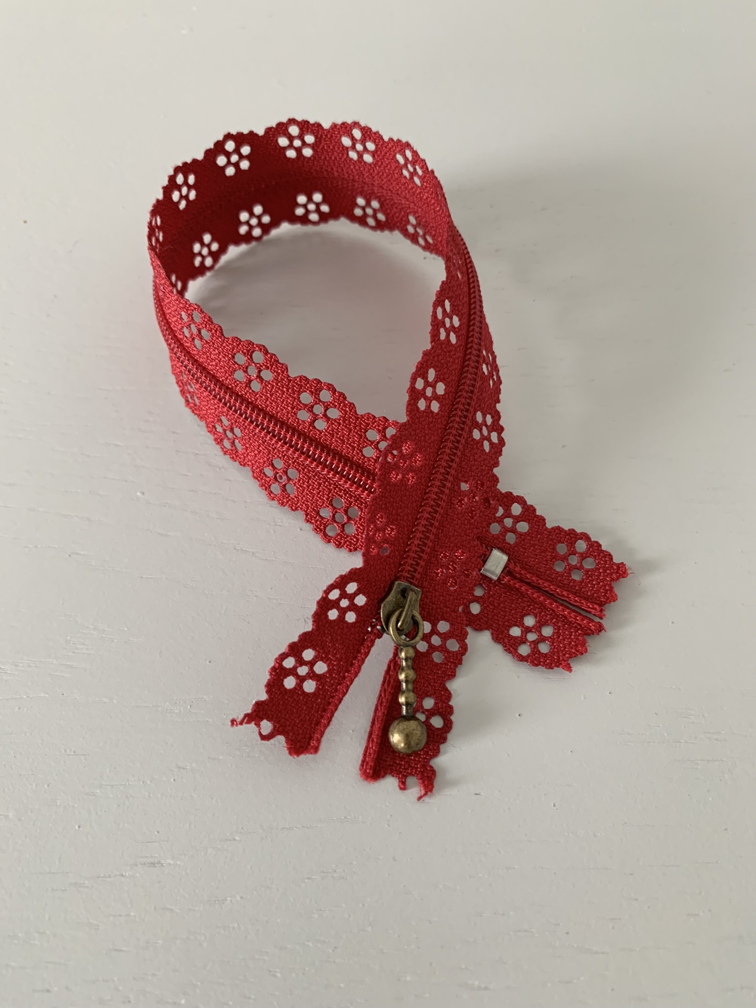 Fermeture à glissière fantaisie dentelle rouge 25cm – Image 2