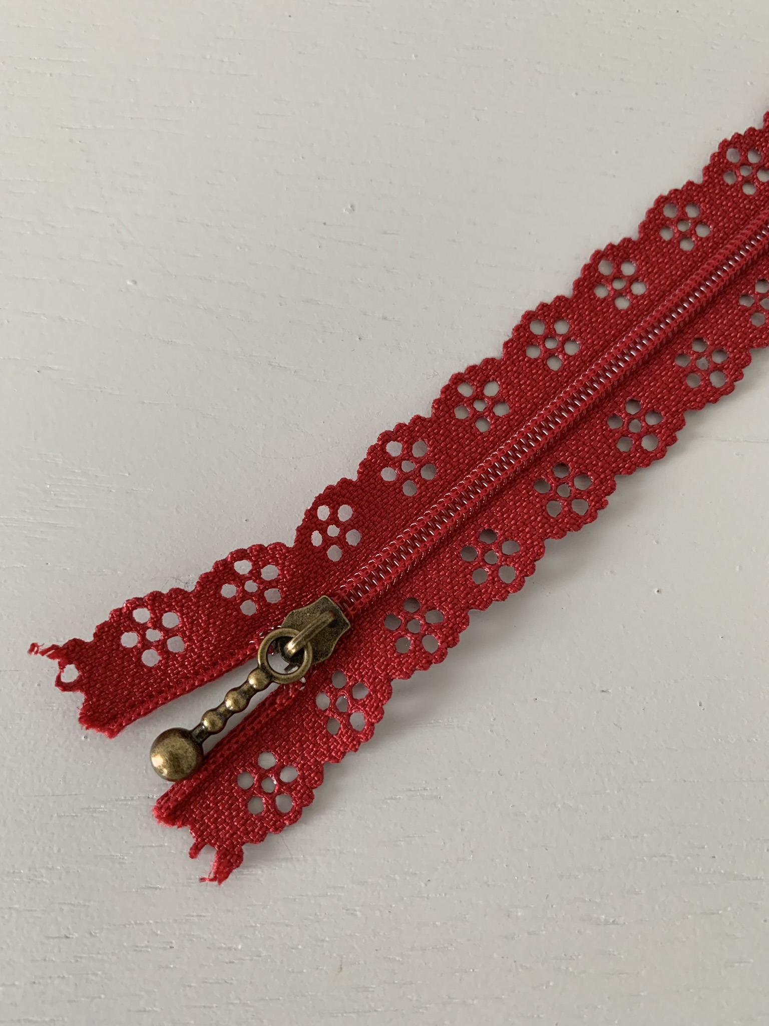 Fermeture à glissière fantaisie dentelle rouge 25cm