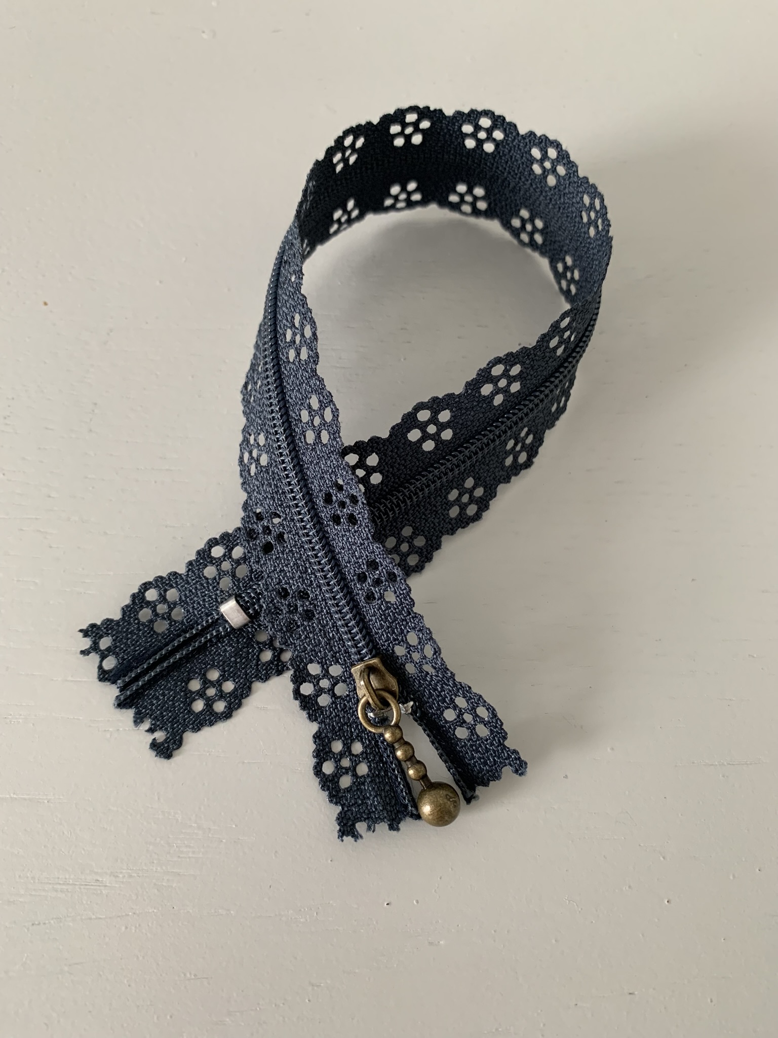 Fermeture à glissière fantaisie dentelle marine 25cm – Image 2