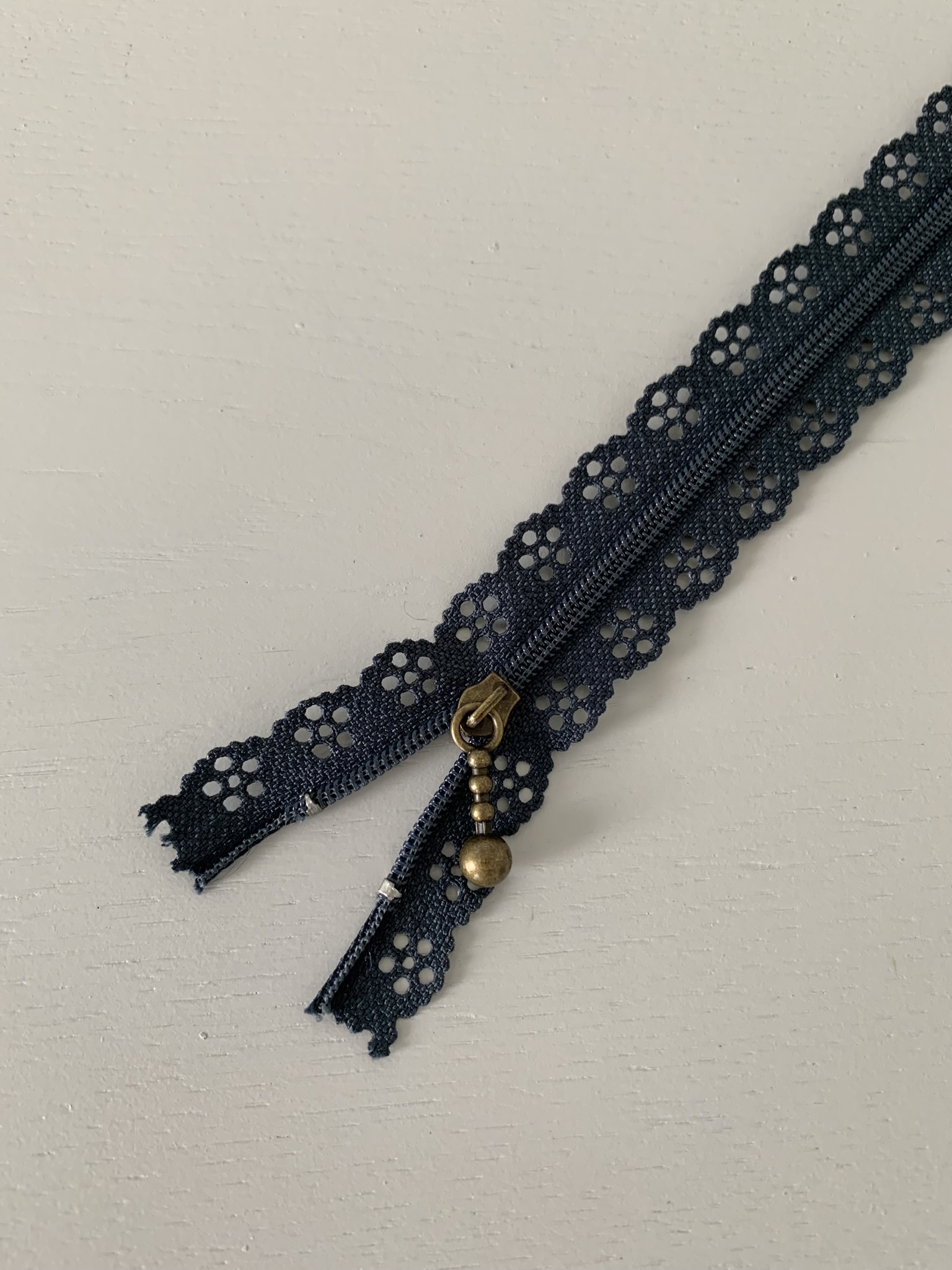 Fermeture à glissière fantaisie dentelle marine 25cm