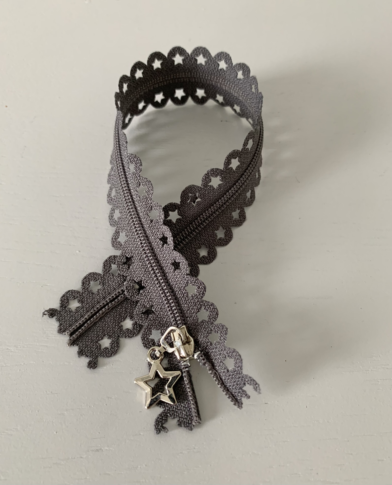 Fermeture à glissière fantaisie étoile grise 25cm – Image 2
