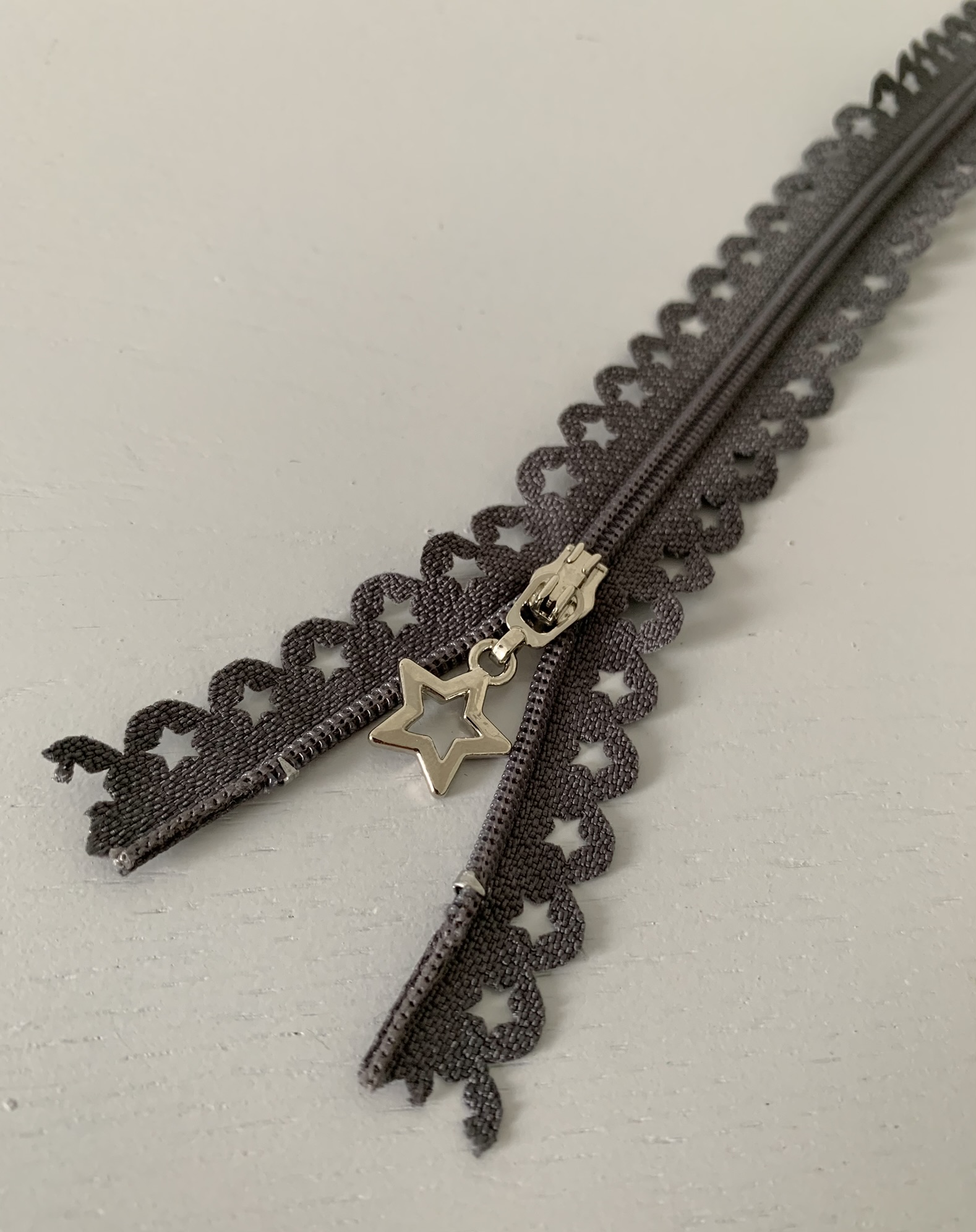 Fermeture à glissière fantaisie étoile grise 25cm