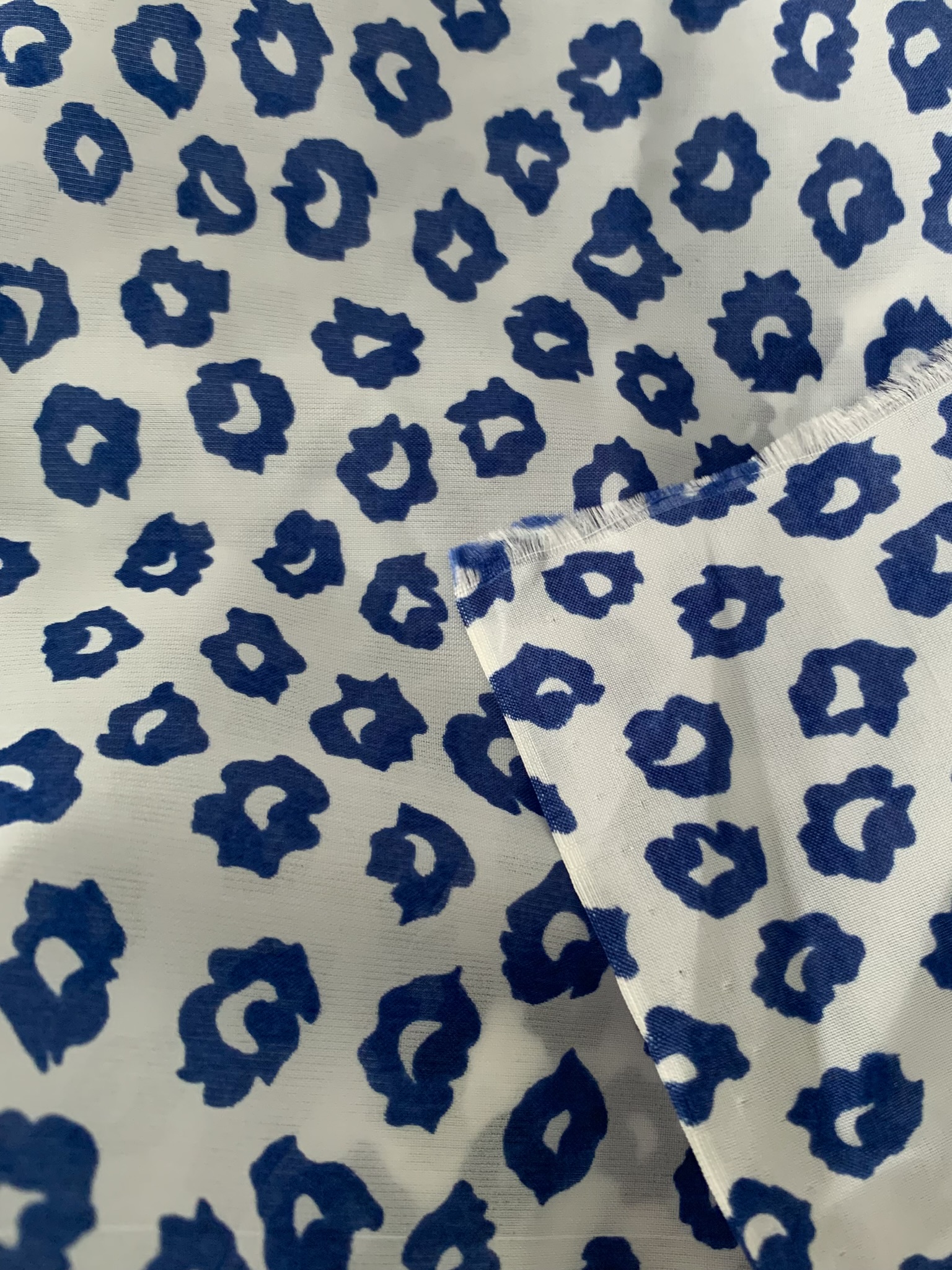 Tissu doublure polyester tacheté bleu – Image 5