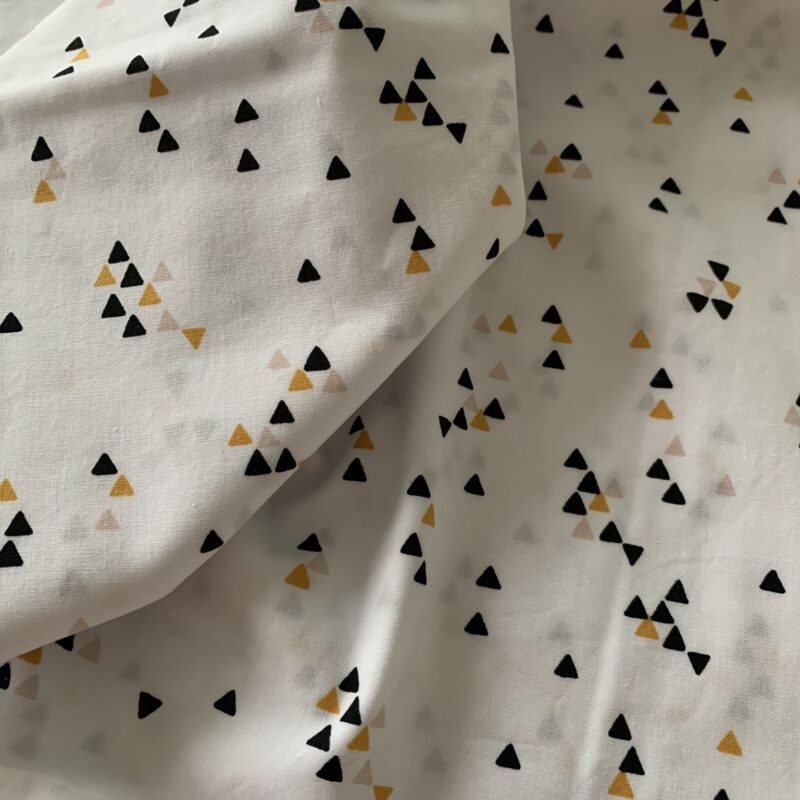 Tissu coton motifs triangles moutarde