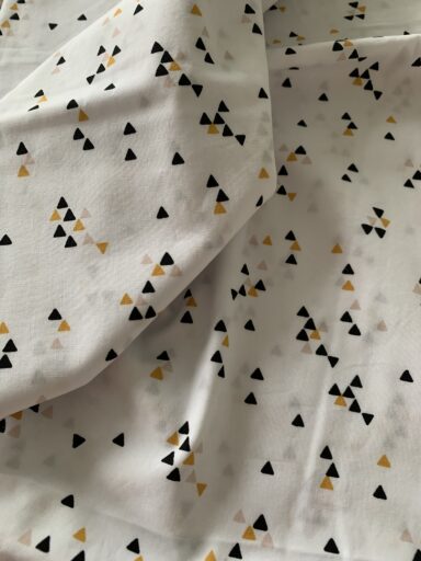 Tissu coton motifs triangles moutarde