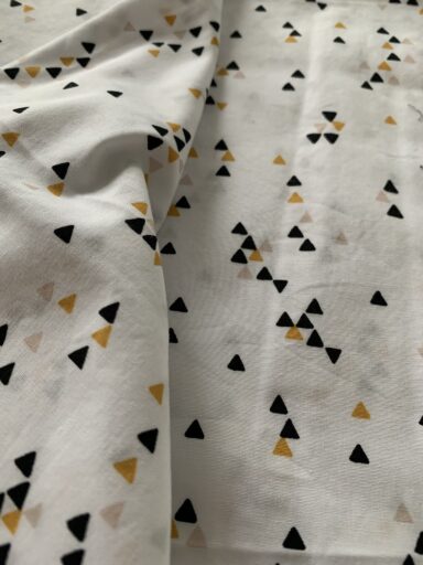 Tissu coton motifs triangles moutarde – Image 3