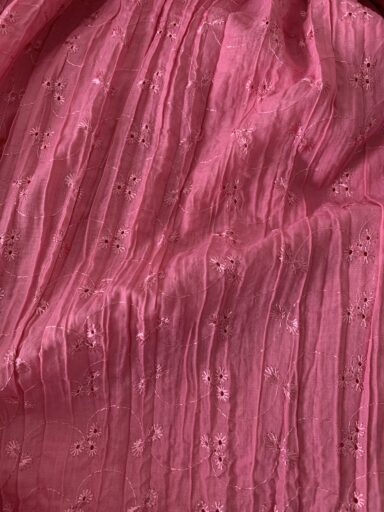 Tissu broderie anglaise plissée rose – Image 4