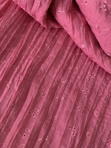 Tissu broderie anglaise plissée rose – Image 3