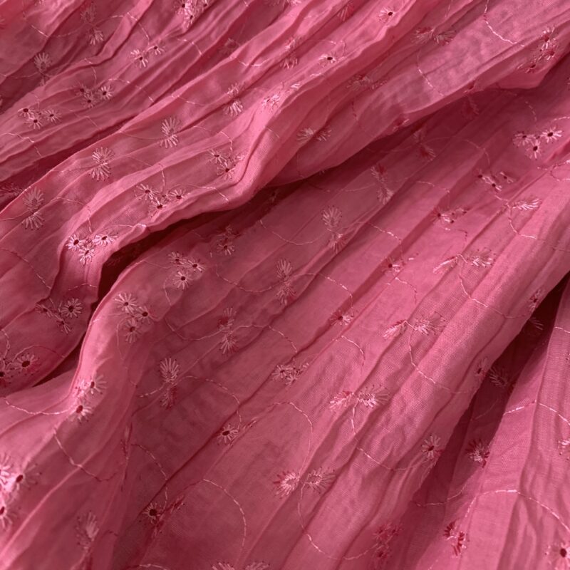 Tissu broderie anglaise plissée rose