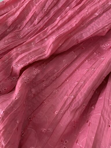 Tissu broderie anglaise plissée rose