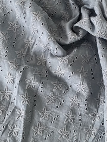 Tissu broderie anglaise bleu gris – Image 3
